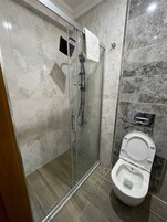 Ducha, secador de pelo, batas, pantuflas
