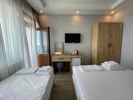 Habitación triple estándar, vistas al mar | Minibar, sistema de insonorización, camas supletorias y wifi gratis