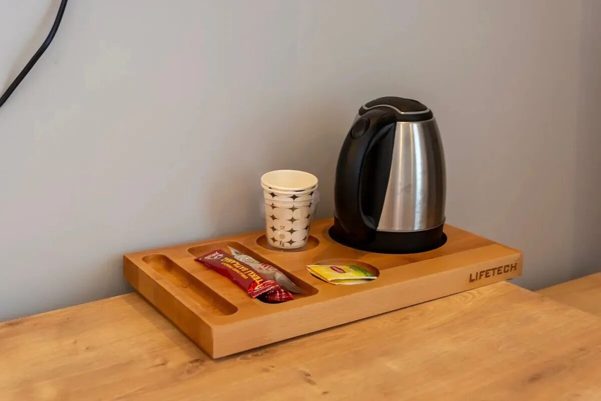 Minibar i espai de treball apte per a portàtils 