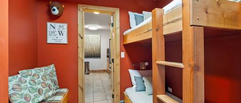 2 bedrooms, iron/ironing board, travel cot, free WiFi