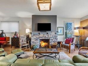 TV, fireplace - Kids Love Hidden Bunk Room - Seasons at Sandpoint (Sandpoint)