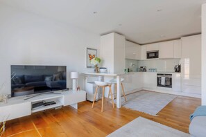 Réfrigérateur, four à micro-ondes, un four, surface de cuisson