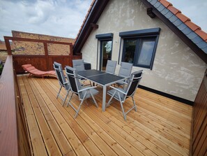 Outdoor dining - Vacation apartment with direct access to the cycle & footpath around Lake Halbendorf (Halbendorf)