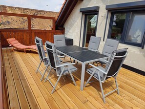 Outdoor dining - Vacation apartment with direct access to the cycle & footpath around Lake Halbendorf (Halbendorf)