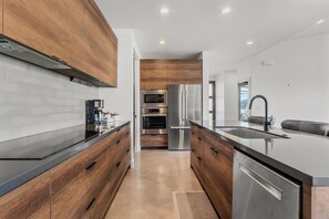 House, 3 Bedrooms | Private kitchen | Fridge, oven, coffee/tea maker, electric kettle - Serene Views #17 3 Bedroom Home (Ivins)