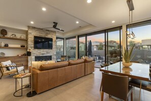 Casa, 3 habitaciones | Área de sala de estar | Smart TV 