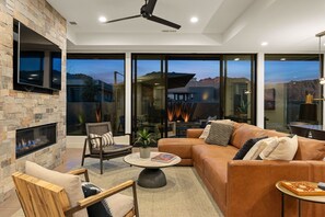 Casa, 3 habitaciones | Área de sala de estar | Smart TV 