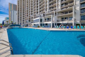 Appart'hôtel, 3 chambres | Piscine | Piscine couverte, piscine extérieure