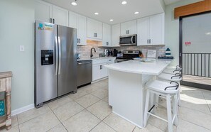 Condo, 3 habitaciones | Cocina privada | Refrigerador, horno y cafetera y tetera 