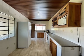 Microwave, cookware/dishes/utensils