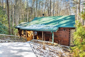 Exterior - Cozy Retreat for 4 w/Hot Tub & Mountain Views! (Pigeon Forge)