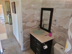 Shower, jetted bath, hair dryer, towels