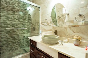 Shower, jetted tub, free toiletries, hair dryer
