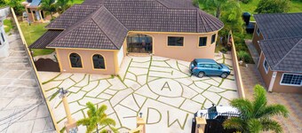 Spacious 2-bedroom apartment in Mandeville with hot tub ,WiFi and private garage