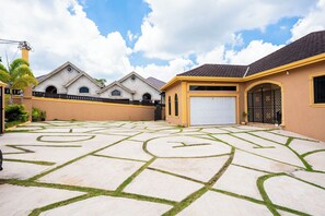 Property grounds - Spacious 2-bedroom apartment in Mandeville with hot tub ,WiFi and private garage (Mandeville)