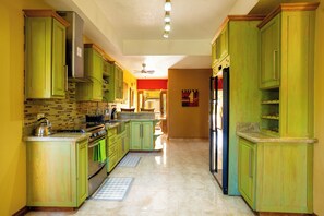 Microwave, oven, stovetop, paper towels - Spacious 2-bedroom apartment in Mandeville with hot tub ,WiFi and private garage (Mandeville)