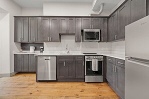 Fridge, microwave, oven, stovetop - Charming 1-bedroom with WiFi, centrally located in Cincinnati (Cincinnati)