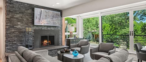 Smart TV, fireplace