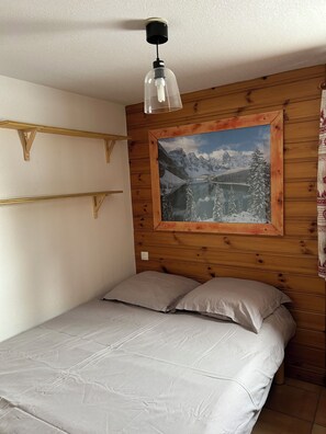 2 bedrooms, bed sheets