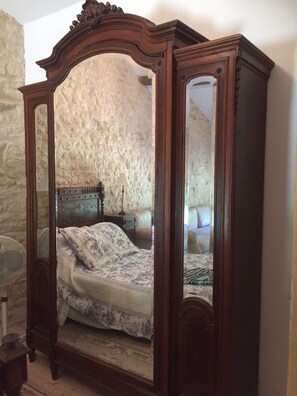 8 bedrooms, desk, iron/ironing board, WiFi