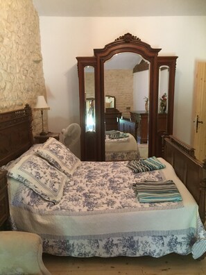 8 bedrooms, desk, iron/ironing board, WiFi