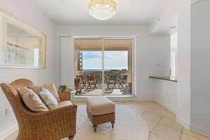 Smart TV, reproductor de DVD, tenis de mesa y libros