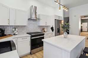 Fridge, microwave, oven, stovetop - 5 minutes to Stadium/Casino/PNC. Spacious house with WiFi, Game/Movie Rooms (Pittsburgh)