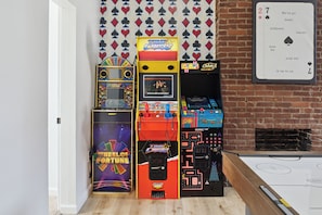 Games room - 5 minutes to Stadium/Casino/PNC. Spacious house with WiFi, Game/Movie Rooms (Pittsburgh)