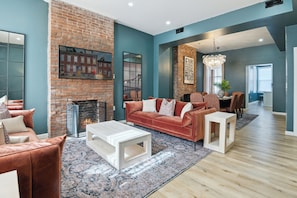 Smart TV, video games, table football - 5 minutes to Stadium/Casino/PNC. Spacious house with WiFi, Game/Movie Rooms (Pittsburgh)