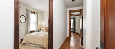 2 habitaciones, escritorio, tabla de planchar con plancha y wifi