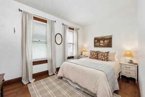 2 bedrooms, desk, iron/ironing board, WiFi
