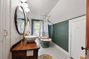 Shower, hair dryer, towels, shampoo - German Charm 2 Sophistication (Columbus)