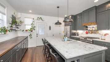 Een koelkast, een magnetron, een oven, een kookplaat