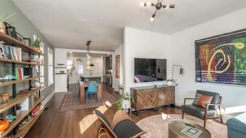 Een televisie en een kantoor