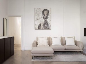 Televisión, chimenea y oficina 