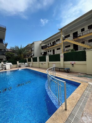 Una piscina al aire libre de temporada