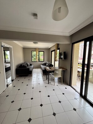 Apartamento familiar, 1 habitación, balcón, vistas a la ciudad | 1 dormitorio, escritorio, espacio para trabajar con un portátil