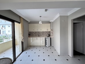 Apartamento familiar, 1 habitación, balcón, vistas a la ciudad | 1 dormitorio, escritorio, espacio para trabajar con un portátil