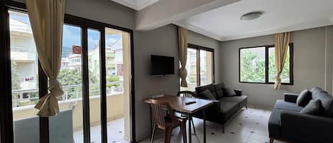 Familienapartment, 1 Schlafzimmer, Balkon, Stadtblick | 1 Schlafzimmer, Schreibtisch, laptopgeeigneter Arbeitsplatz