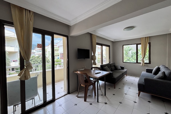Family Apart Daire, 1 Yatak Odası, Balkon, Şehir Manzaralı | 1 yatak odası, masa, dizüstü bilgisayar çalışma alanı