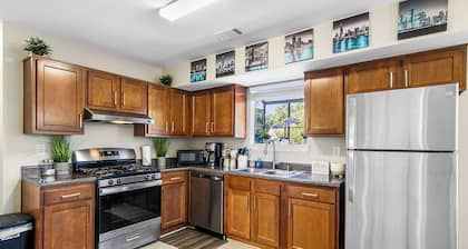 Cozy 3-bedroom house in Atlanta right by the airport Home away from home