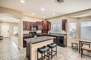 Fridge, microwave, oven, stovetop - Whitton House | Fire Pit + Pets OK (Avondale)