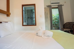Deluxe Double Room | Desk