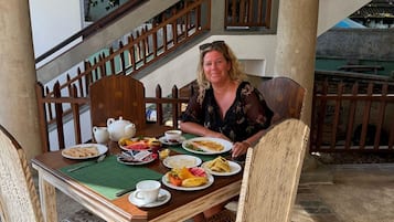 Café da manhã inglês grátis todos os dias