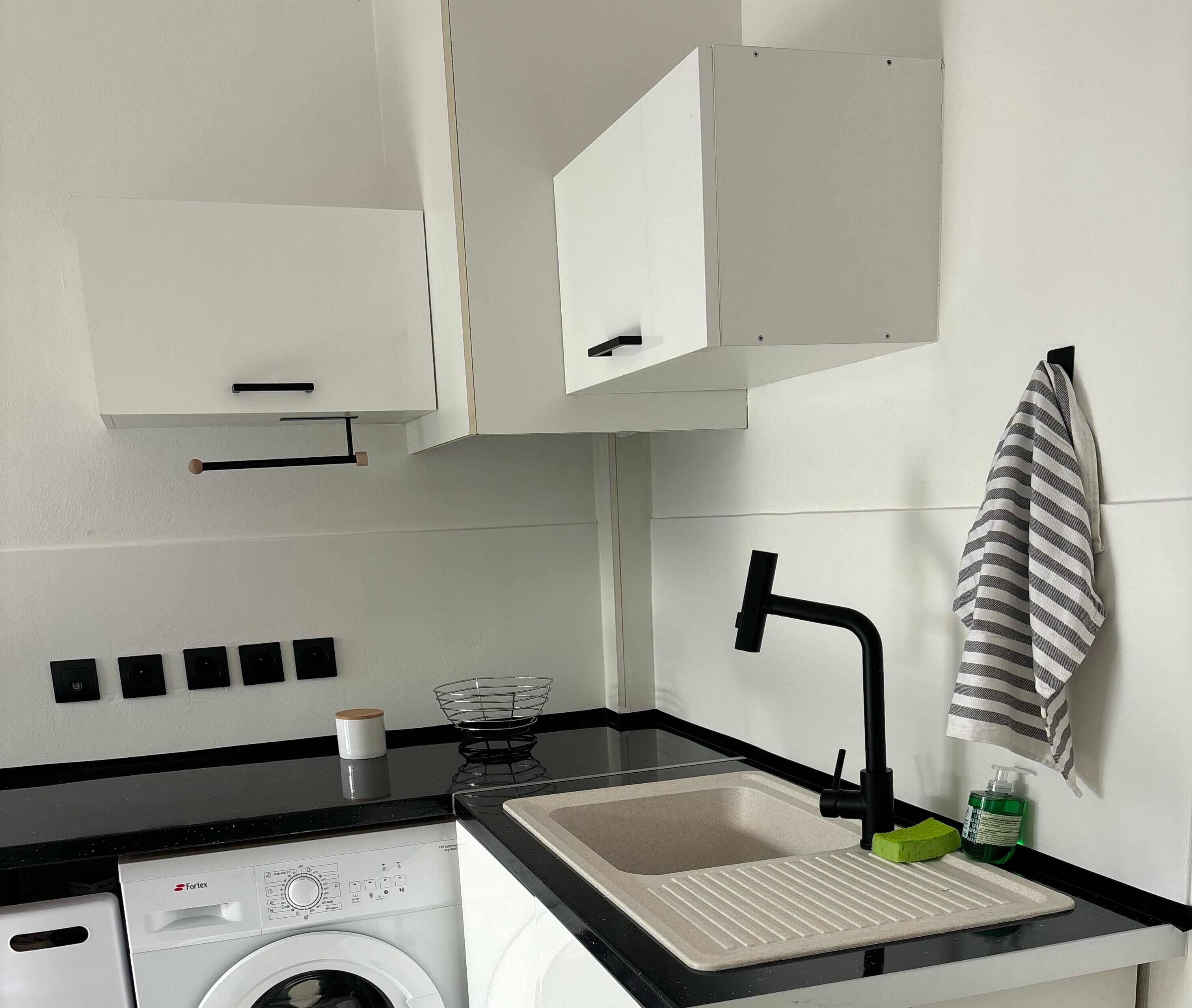 Kühlschrank, Mikrowelle, Herdplatte, Wasserkocher