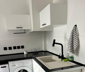 Kjøleskap, mikrobølgeovn, kokeplater og vannkoker