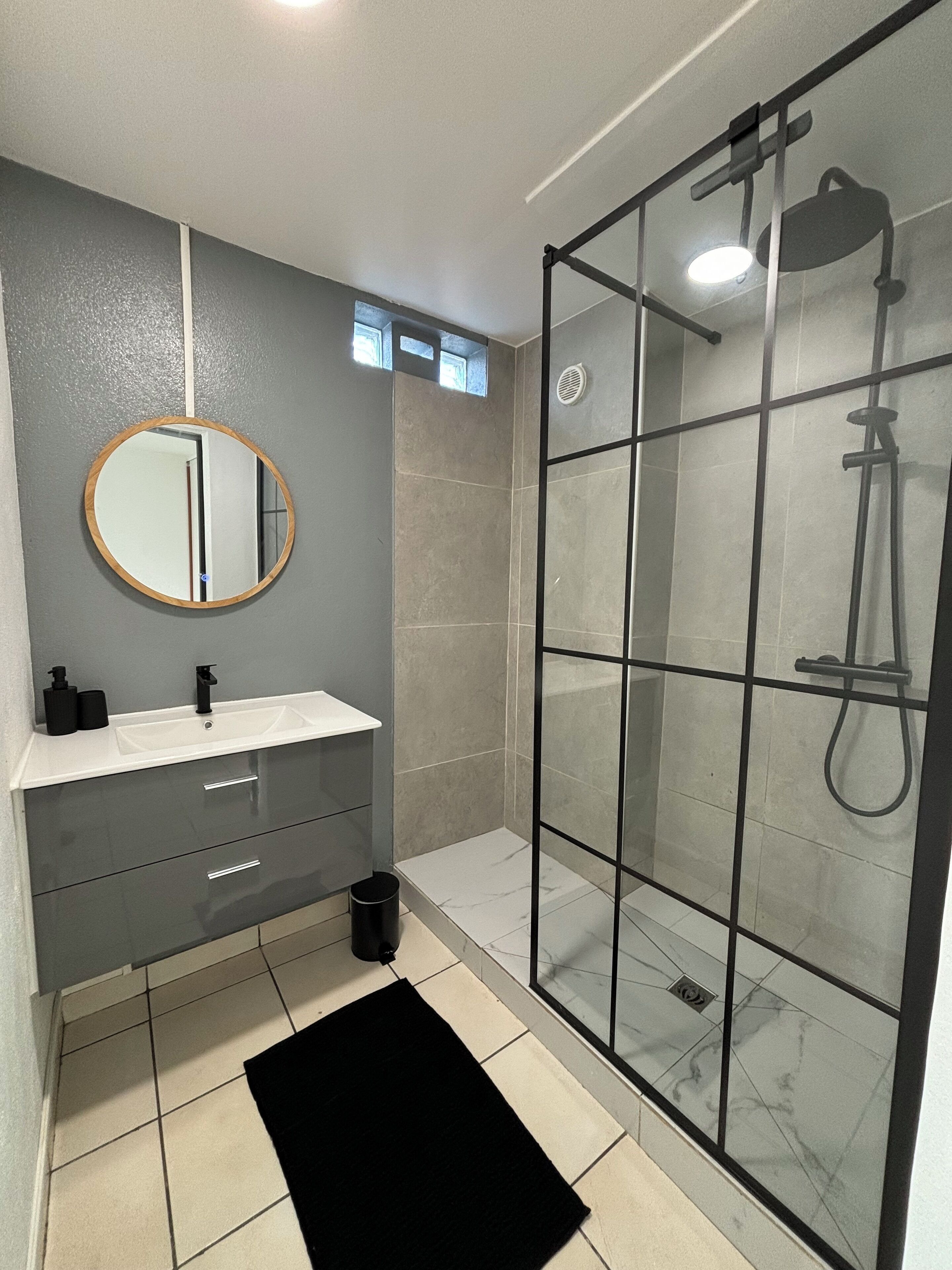 Dusche, Handtücher, Seife, Toilettenpapier