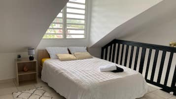 1 quarto, ferros/tábuas de passar roupa, roupa de cama
