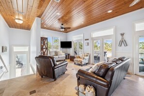TV, table football - Relax on Cape! Community Pool! Low-Speed Vehicle! Hot Tub! Grill! Foosball (Port St Joe)