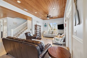 TV, table football - Relax on Cape! Community Pool! Low-Speed Vehicle! Hot Tub! Grill! Foosball (Port St Joe)